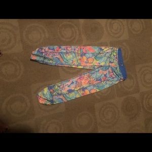 Lilly cropped leggings cinched on leg